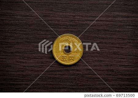 5日元球和深棕色背景 69713500