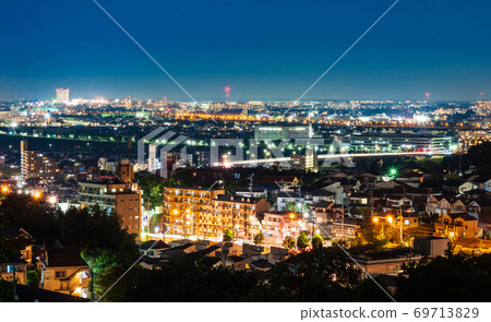 東京郊區住宅區的夜景 69713829