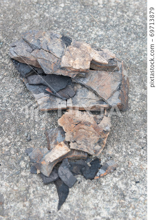開採過的木炭 69713879