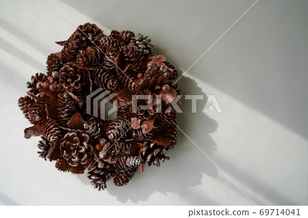 A bright red wreath A bright red wreath 69714041