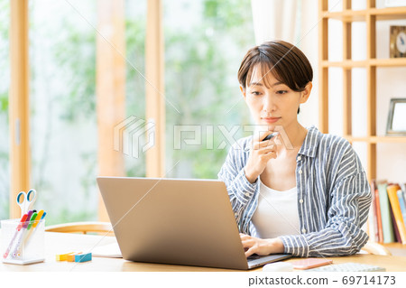 女人在客廳裡做遠程辦公 69714173