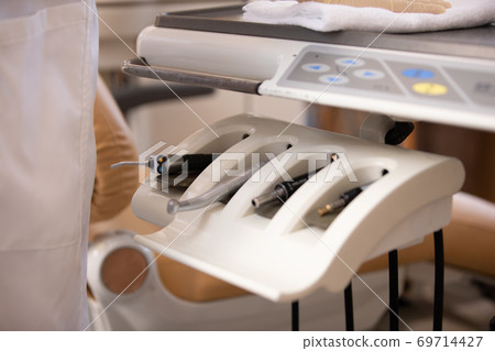 Dentist's instruments 69714427
