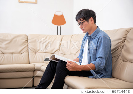 一個人在候診室裡讀雜誌 69714448
