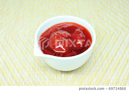 Strawberry sauce Strawberry sauce 69714868