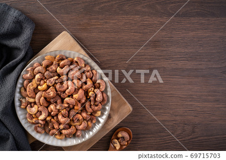 腰果 木製 木頭 背景 碗 Cashew nuts in wooden bowl カシューナッツ 69715703