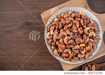 腰果 木製 木頭 背景 碗 Cashew nuts in wooden bowl カシューナッツ 69715704