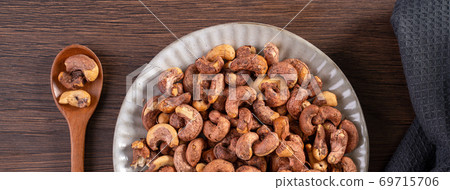 腰果 木製 木頭 背景 碗 Cashew nuts in wooden bowl カシューナッツ 69715706