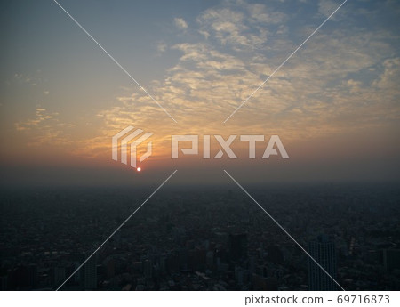 這座城市的落日天空很美。 這座城市的落日天空很美。 69716873