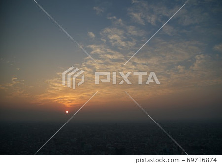 這座城市的落日天空很美。 這座城市的落日天空很美。 69716874