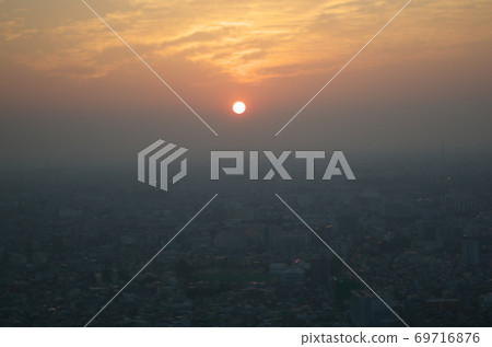 The sunset sky in the city is beautiful. The sunset sky in the city is beautiful. 69716876