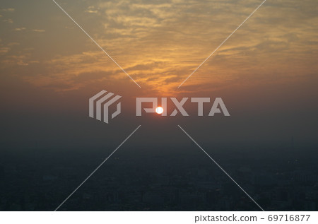 The sunset sky in the city is beautiful. The sunset sky in the city is beautiful. 69716877