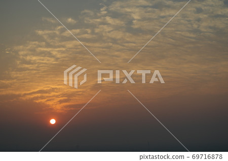 The sunset sky in the city is beautiful. The sunset sky in the city is beautiful. 69716878
