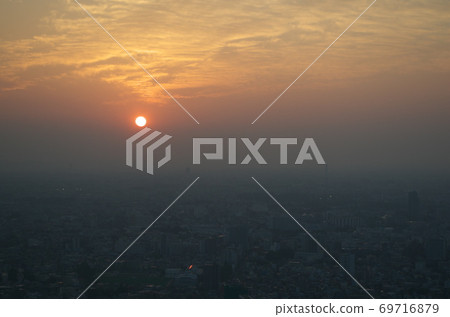 The sunset sky in the city is beautiful. The sunset sky in the city is beautiful. 69716879