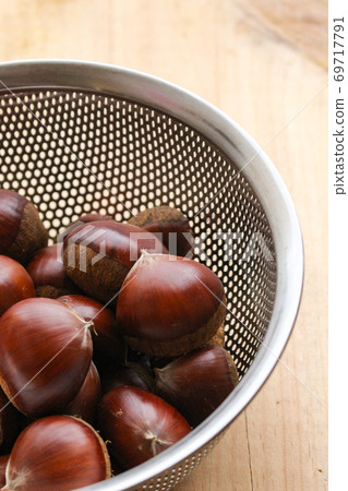 Image of chestnuts in a bowl 69717791