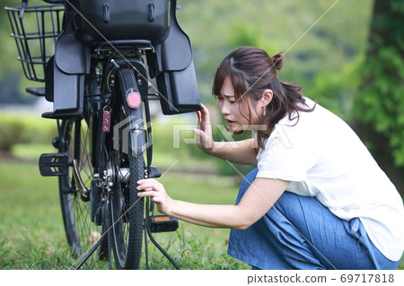 一輛破自行車的女人 69717818