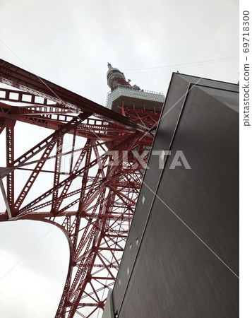 從正下方看的東京鐵塔白天版 69718300