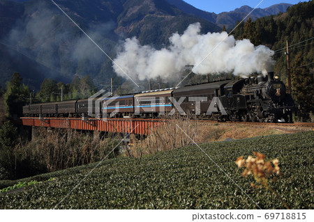 SL Kawane Road, pulled by C10-8 locomotive, runs through the countryside, seen off by tea fields. Photographed on 2016/12/31 SL Kawane Road, pulled by C10-8 locomotive, runs through the countryside, seen off by tea fields. Photographed on 2016/12/31 69718815