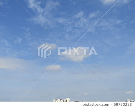 Blue sky and white clouds on a clear autumn day 69720258