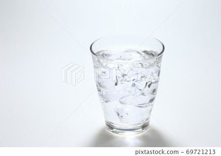 一杯水和冰 69721213