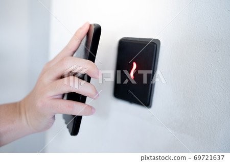 Using smartphone for door sensor scanning 69721637