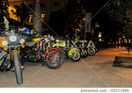 6 Harley-Davidson at night 6 Harley-Davidson at night 69721890