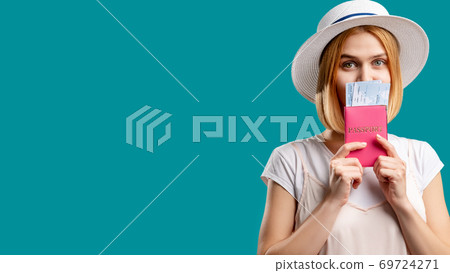 summer holiday vacation tour happy woman 69724271