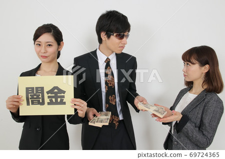 Image of handing over dark money (a scary male employee and a young woman to borrow) Image of handing over dark money (a scary male employee and a young woman to borrow) 69724365