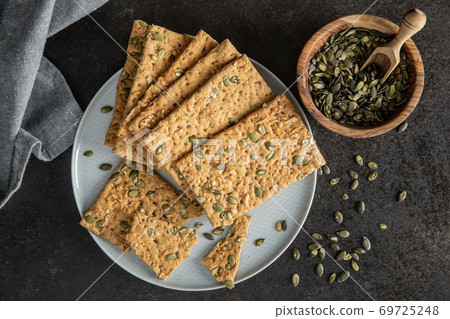 The  crispy bread with pumpkin seeds. Knackebrot 69725248
