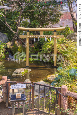 [東京愛宕(Atago),金色的鳥居,站在東京愛宕(Atago Shrine)池塘中的Kobanmizu瀑布前。 [東京愛宕(Atago),金色的鳥居,站在東京愛宕(Atago Shrine)池塘中的Kobanmizu瀑布前。 69725374
