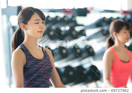 Women who do yoga 69727962