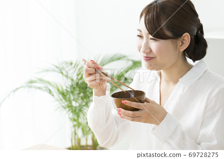 女人吃味o湯 69728275