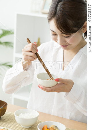 A woman mixing natto A woman mixing natto 69728327
