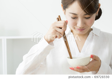 攪拌納豆的女人 攪拌納豆的女人 69728330