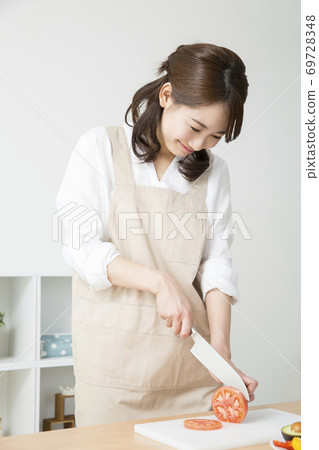 一個女人切蔬菜 69728348