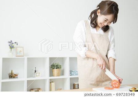 一個女人切蔬菜 69728349