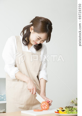 一個女人切蔬菜 一個女人切蔬菜 69728350