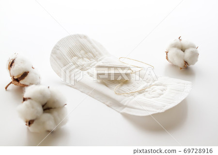 衛生巾和衛生棉條白色背景 衛生巾和衛生棉條白色背景 69728916
