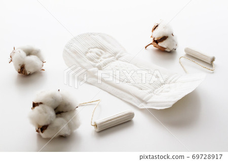 衛生巾和衛生棉條白色背景 衛生巾和衛生棉條白色背景 69728917