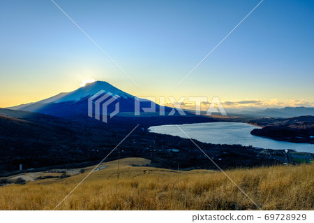 從妙神山上眺望富士山(冬季/夜景) 從妙神山上眺望富士山(冬季/夜景) 69728929