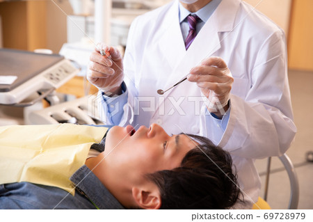 治療的牙醫 69728979