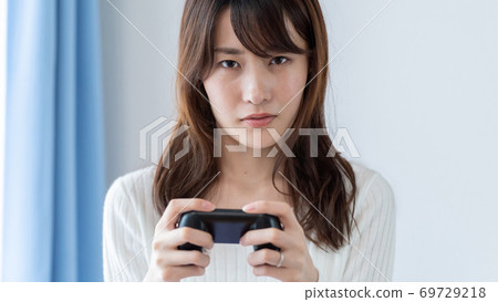 女人在玩視頻遊戲 女人在玩視頻遊戲 69729218