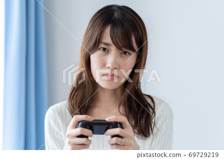 女人在玩視頻遊戲 女人在玩視頻遊戲 69729219