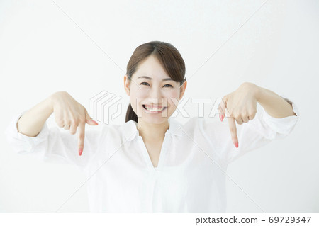 Woman pointing Woman pointing 69729347