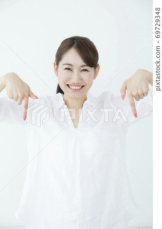 女人指著 女人指著 69729348