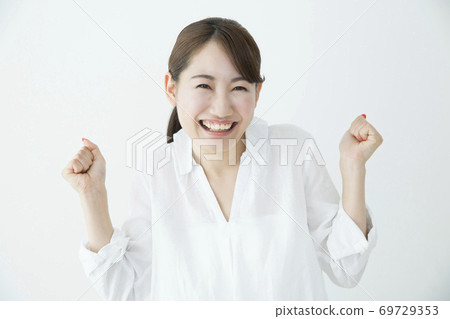 做膽量姿勢的女人 做膽量姿勢的女人 69729353