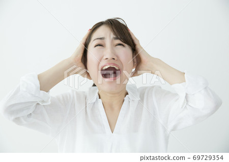 一個女人抱著一個頭 69729354