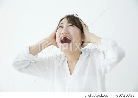 A woman holding a head 69729355