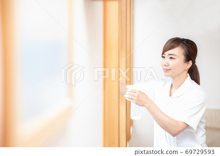 Medical staff to disinfect 69729593