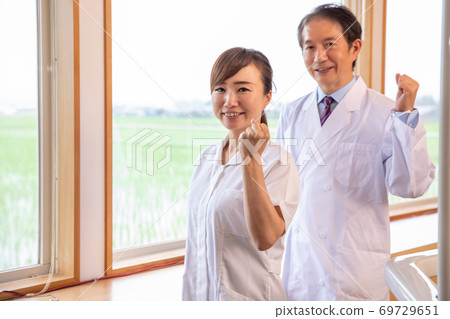 Male doctor and nurse Male doctor and nurse 69729651