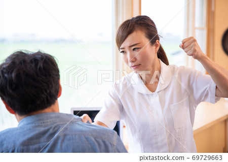 男病人和亞洲女護士（暴力/欺凌） 69729663